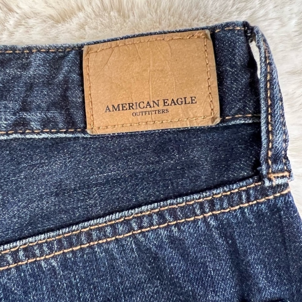 American Eagle Woman’s Tomgirl MIDI Distressed Medium Blue Denim Shorts Sz 8 - Picture 4 of 14